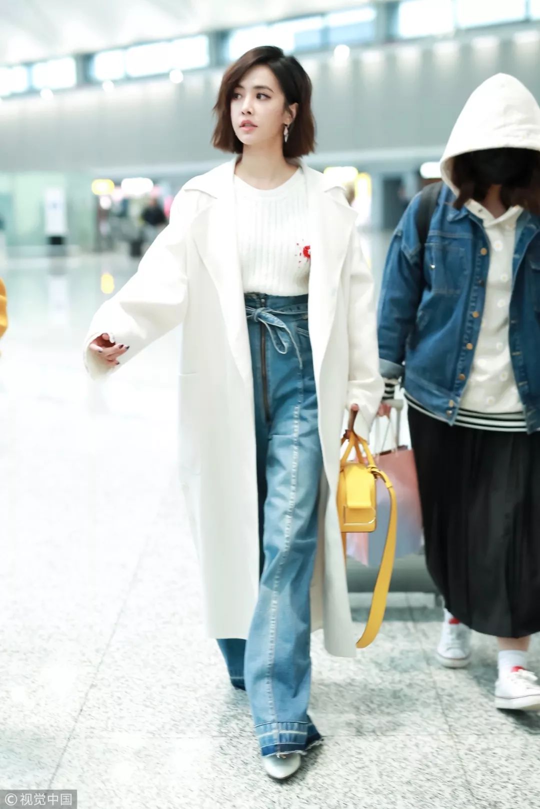 把自己变成“200斤壮汉”的超大风衣,真的好看吗?