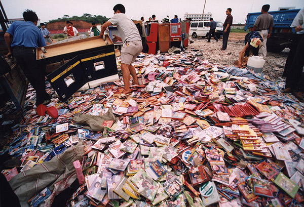 盘点｜从盗版VCD到劣质卫生巾：那些年查处的假冒伪劣商品