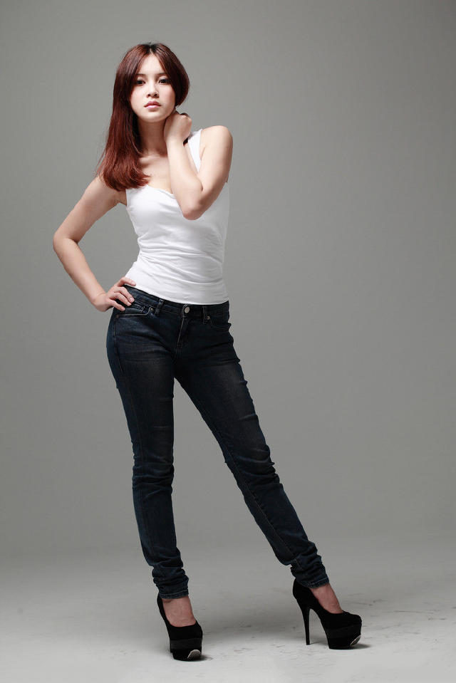 潮流穿搭夏日牛仔裤的清凉穿搭,修身牛仔裤夏季慵懒搭配