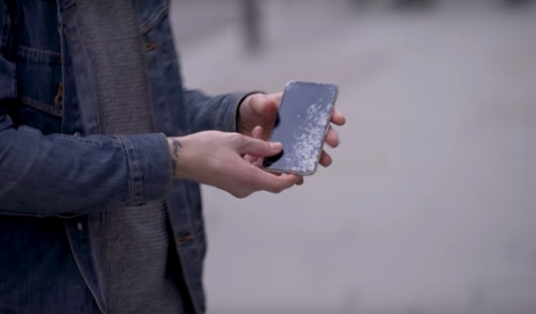 摔手机！一加新广告当街怒怼iPhoneX、三星S8，谁慢摔谁！