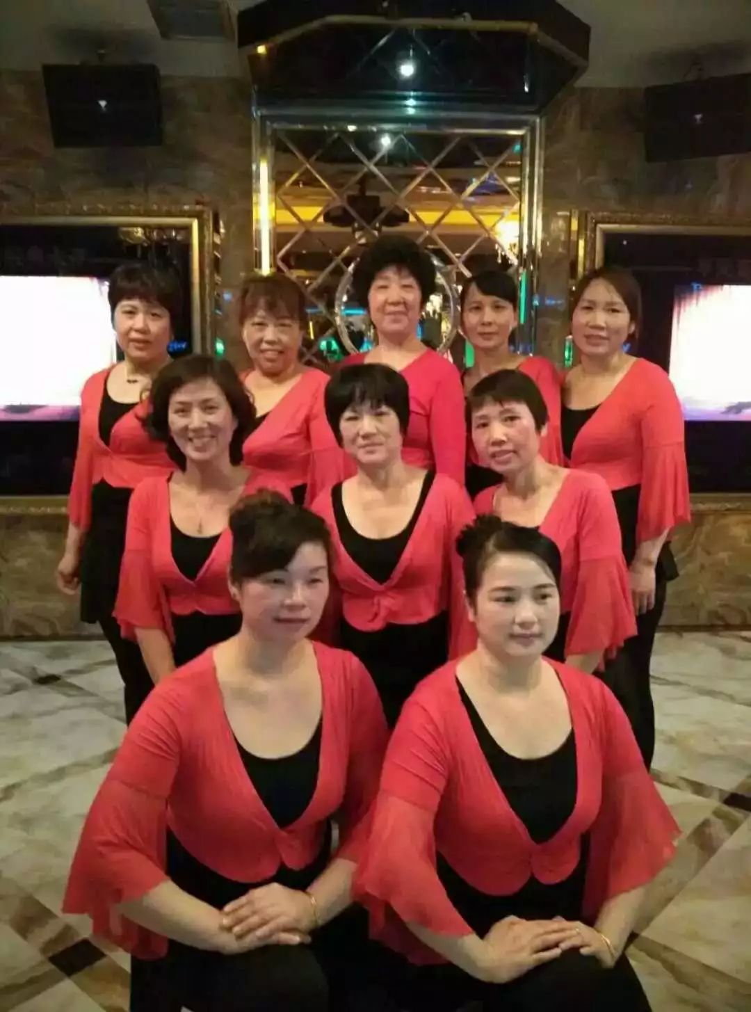 中老年人广场舞三人,中老年12人广场舞比赛