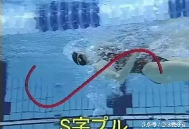 仰泳鼻子爱呛水,仰泳什么时候吸气最好而且不呛水