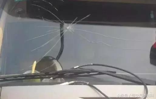 挡风玻璃有裂痕怎么办,如果玻璃破了要用什么方法