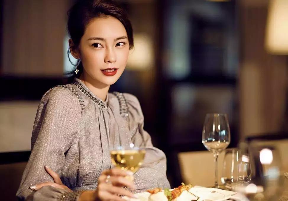 这两天自拍出现次品了？那是因为你没用好光，快调！