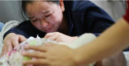 心疼！新生儿挤乳头红肿发炎：到底应不应该给婴儿挤乳头？