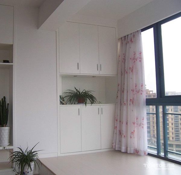 客厅储物柜上摆什么大气上档次,客厅多格储物柜靠墙