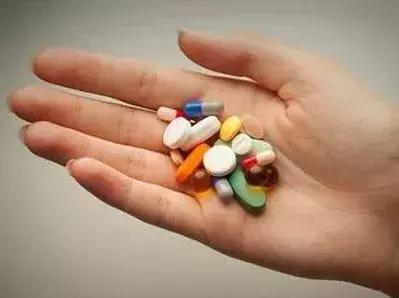 吃药别喝酒，喝酒别吃药。这些东西不能一起吃！