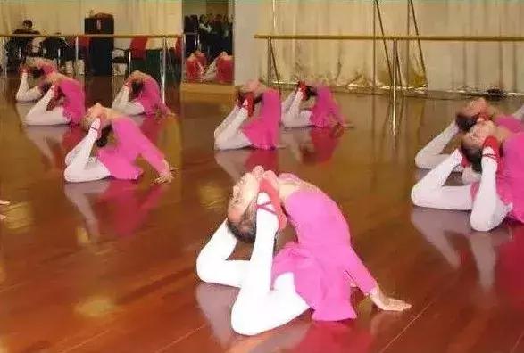 孩子下腰时后背疼还能练吗,儿童胸口弯腰中间痛会是什么原因