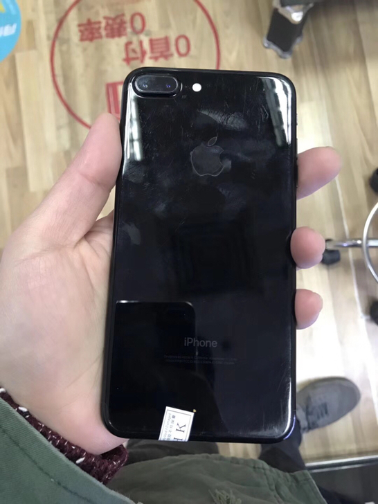 2800收到亮黑iPhone7Plus，颜值爆表，就是不耐磨！