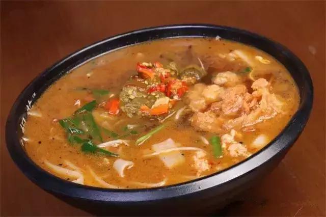 姑父的早餐店仅依赖这八款秘制米线配方，日接待量高达800人次