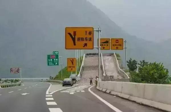 自动挡刹车失灵可以拉手刹吗,拉手刹开车刹车失灵后会自己好吗