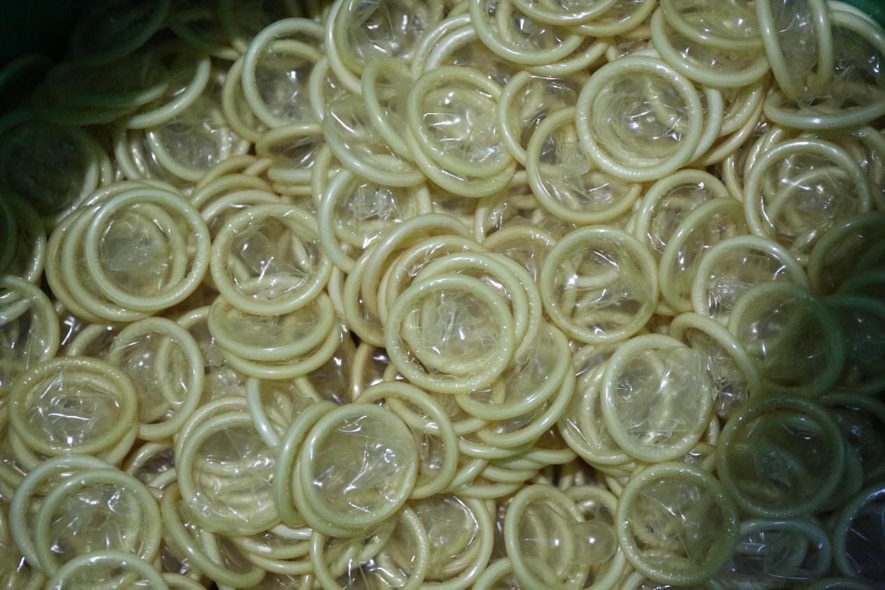 90后夫妻假造30万防伪扣判刑3年,95后夫妻制假造假