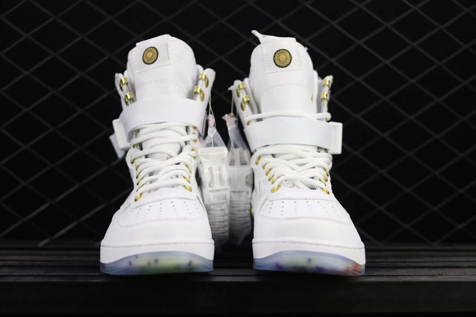 潮鞋nikeair,nikeairforce1龙年限定鞋后跟