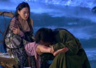 两岁孩子被父母用开水灌喉治病，偏方真会害死人