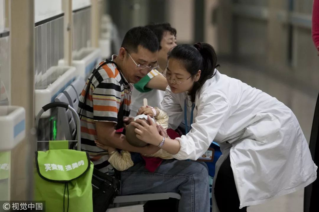 两岁孩子被父母用开水灌喉治病，偏方真会害死人