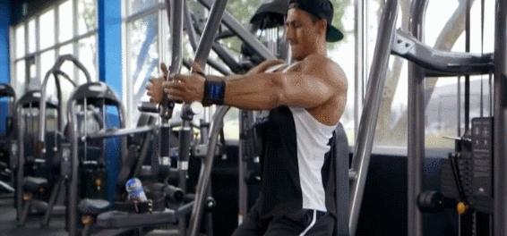 胸肌练多大可以看出胸肌形态,男生胸肌太小怎么练