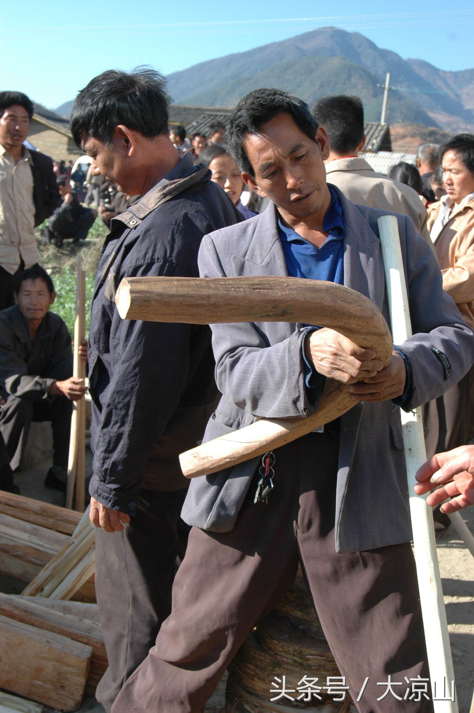 元宵节,是凉山传统农具交易日——德昌赶草坝场看你能认识多少农具?