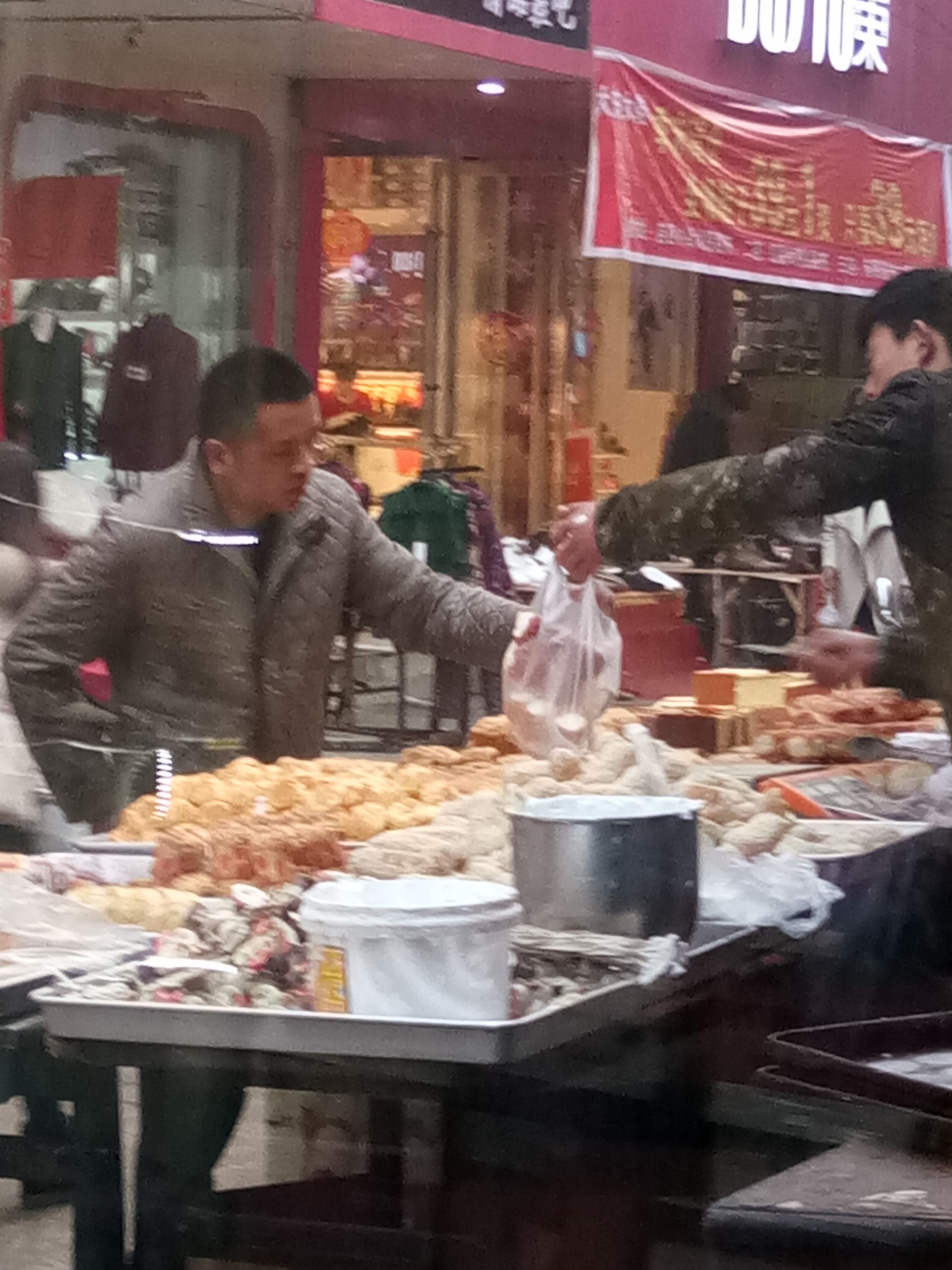 夫妻县城开店,小县城开蛋糕店有出路吗