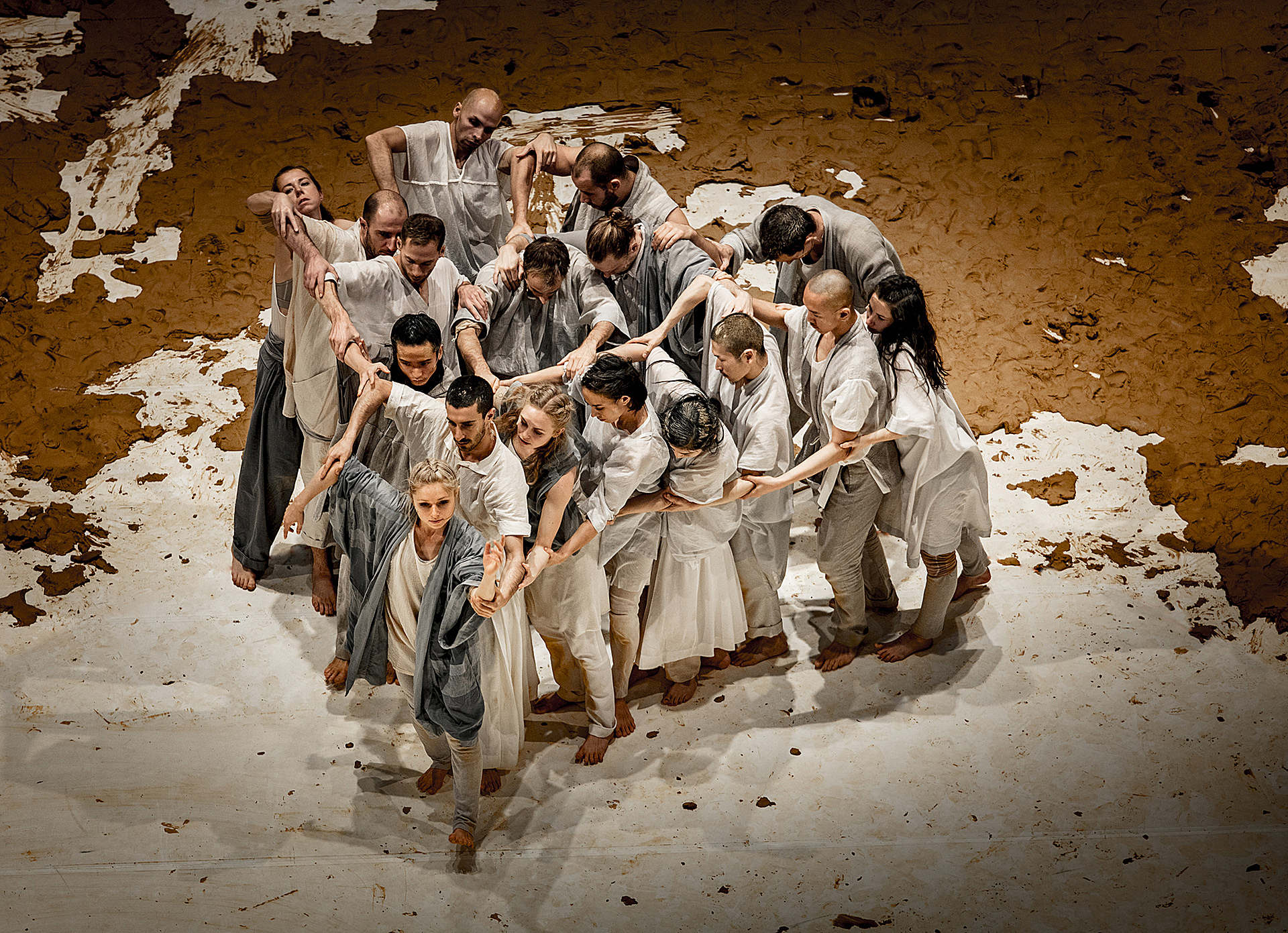 艺术家不仅与“硅胶假人”共舞，还与少林寺僧人合作《佛经》