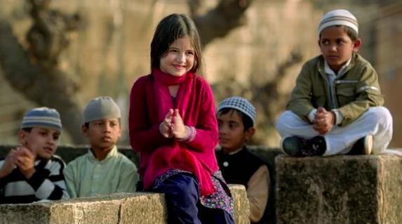 善良不用护照、单纯无需签证，猴神大叔满满爱心终将小萝莉带回家