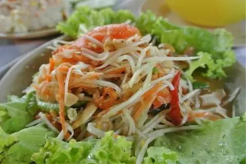 泰国普吉岛夜市小吃美食,泰国美食街边小吃跳跳虾