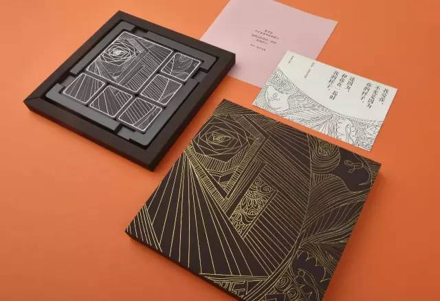 去见一个很爱的人是会带礼物的,去见喜欢的人的时候记得带上鲜花