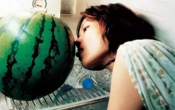 夏天西瓜和空调最配,夏天西瓜和冰汽水更配