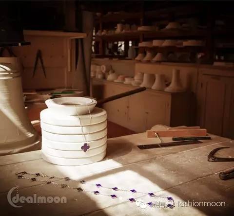 大家为什么喜欢梵克雅宝的四叶草,梵克雅宝luckyspring与四叶草谁保值