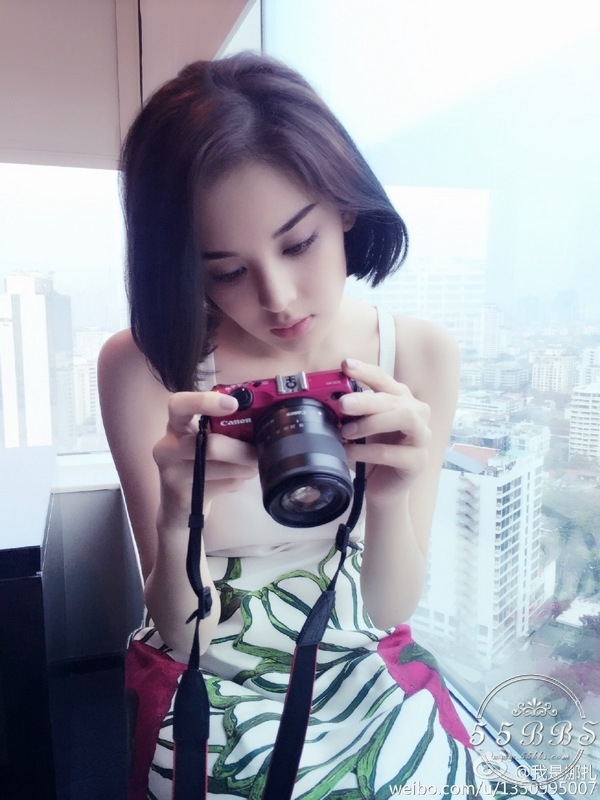 不得不承认她确实用水光肌和扇风耳K.O掉了爽妹子！