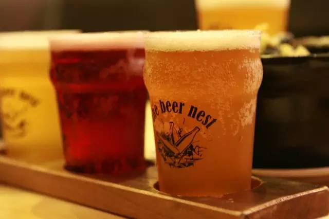 东莞欧冠决赛看球,欧冠决赛看台举杯