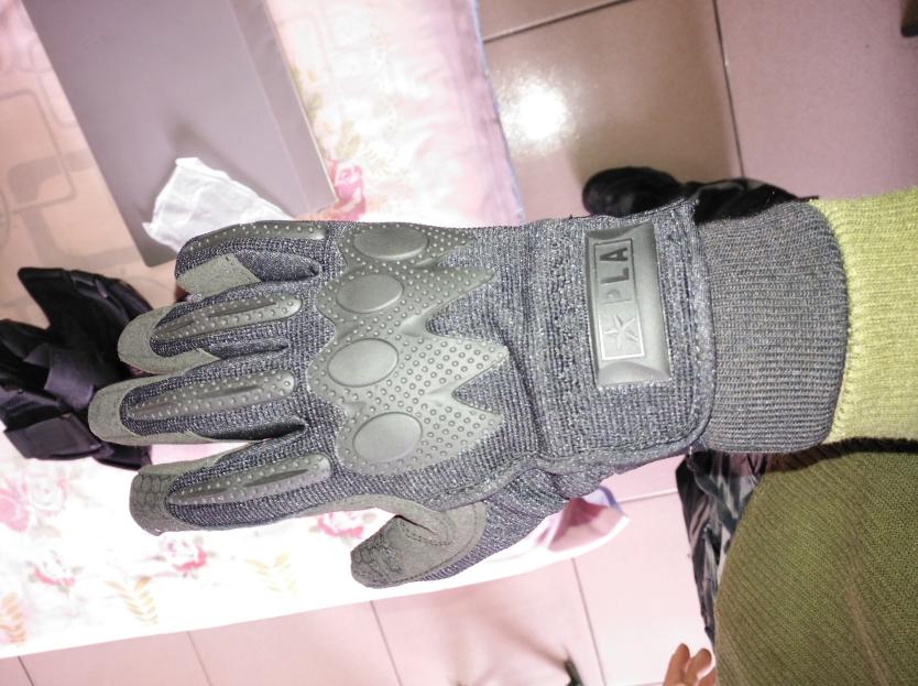 07式军服之谜:为何男款手套有绒毛女款却没有?