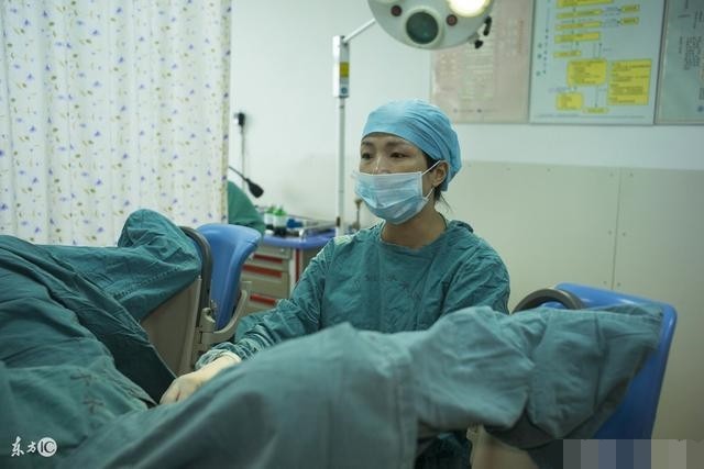 40周孕妇生孩子,下面被塞东西,太尴尬了