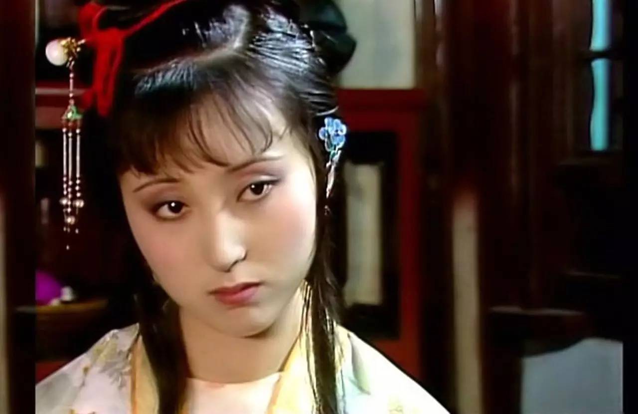 百年红学丑闻（17）：林黛玉“双瞻玉座引朝仪”，脚踢曹雪芹！