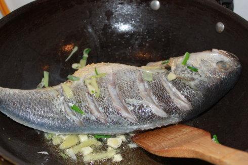 炒菜锅以前煎鱼不粘锅现在粘锅,煎鱼开始不粘锅怎么后面粘锅