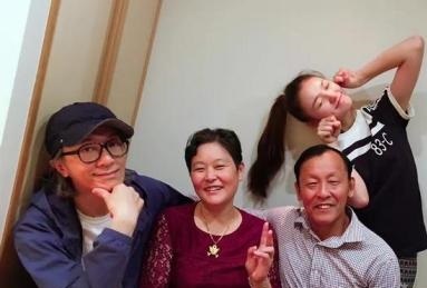 杨迪给妈妈打钱杨妈足足笑了四十秒！林允爸爸每次收钱都像中彩票