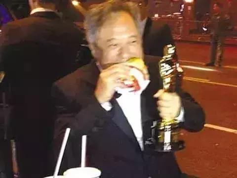 狂欢：当小金人遇上12000杯香槟