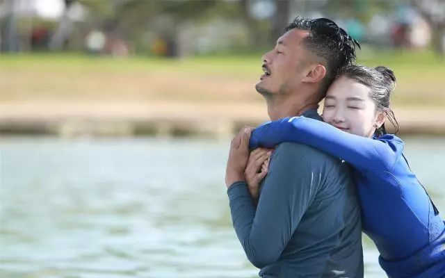 她11岁登上杂志封面，12岁拍摄色情电影，却跟母亲打了20年官司