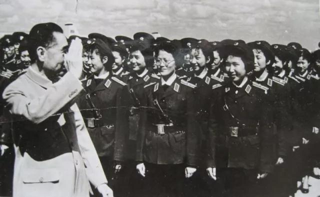 中国女兵历代军装发展,70年代的女兵服装