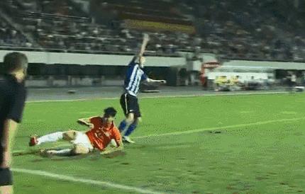 足球手球后一般怎么判罚,手球进攻有利怎么判罚