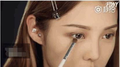 化妆眼影眼线睫毛膏的顺序,化妆眼睛先铺一层橘色眼影