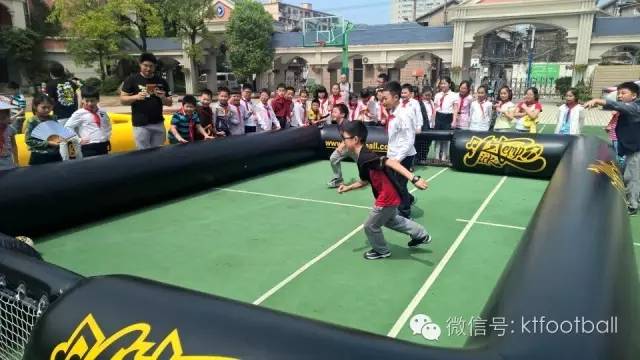 青少年足球进校园,足球比赛小学生入场