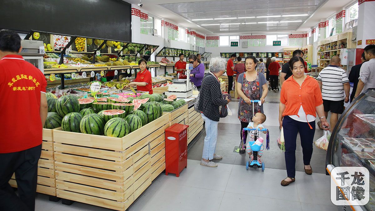 西长安街百姓家门口菜市场内享受“一站式”生活服务