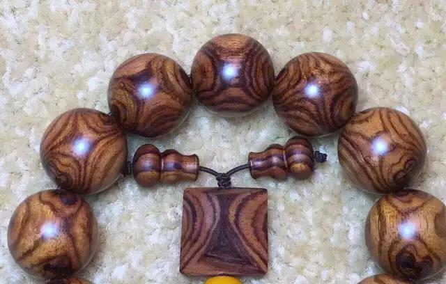 海黄糠梨和油梨区别,为什么海黄糠梨比油梨易包浆