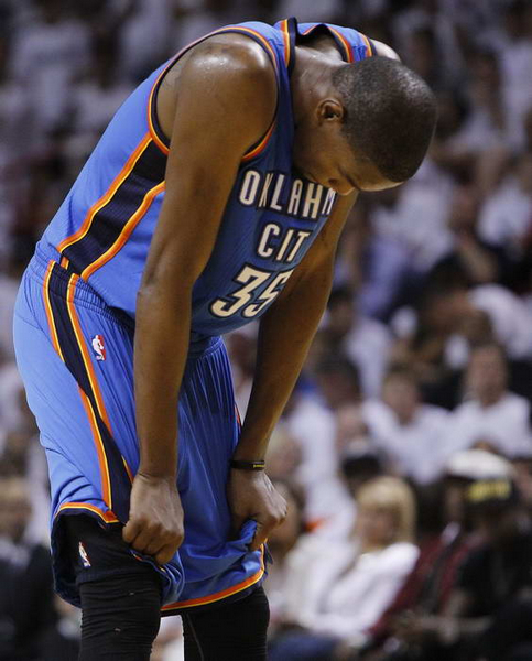 勇士库里破纪录之路,勇士打破40年的沉寂库里第一夺冠