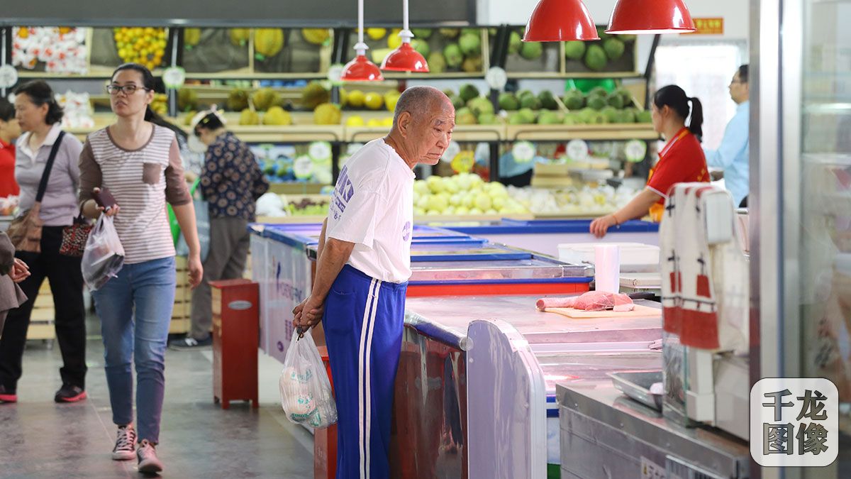 西长安街百姓家门口菜市场内享受“一站式”生活服务