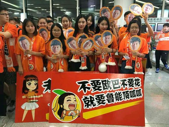 山东鲁能泰山美女球迷震撼开场,山东鲁能美女球迷图片