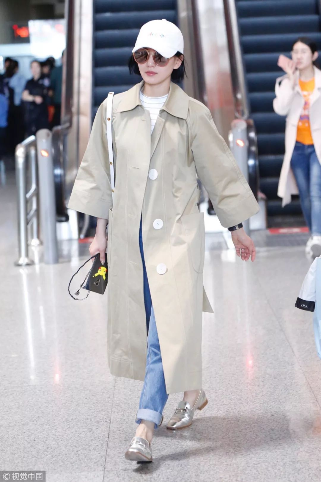 把自己变成“200斤壮汉”的超大风衣,真的好看吗?