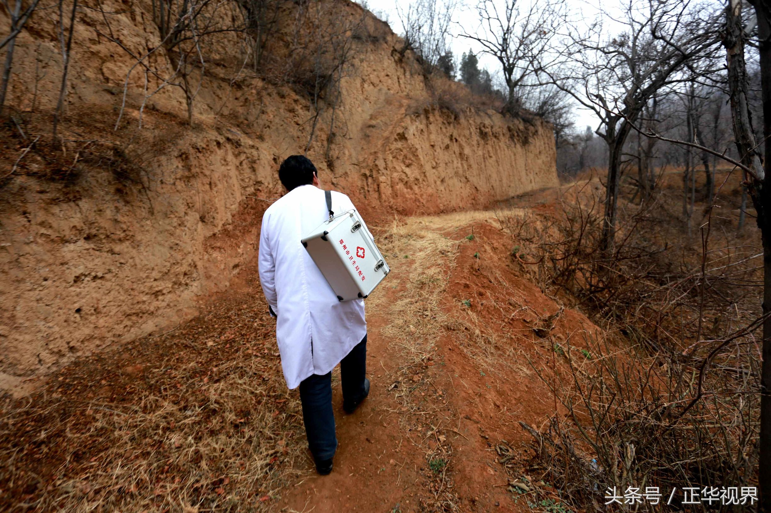 72岁老中医与残儿坚守乡村诊所,河南71岁老中医最新消息