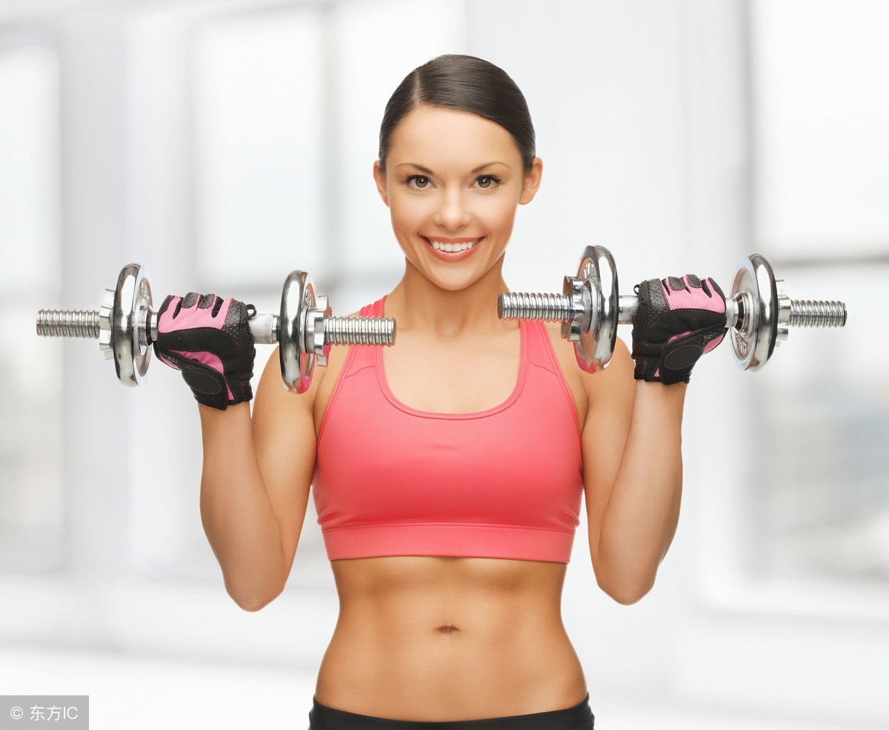 体型瘦举哑铃增肌肉,8个哑铃动作锻炼全身肌肉