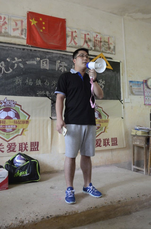 竟然有那么帅气的歪果仁教练来教踢球！这个六一真过瘾！